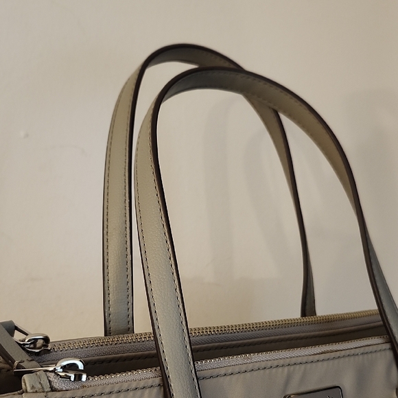 Kate Spade Tote Bag w/Free Kate Spade Earrings - Picture 4 of 16